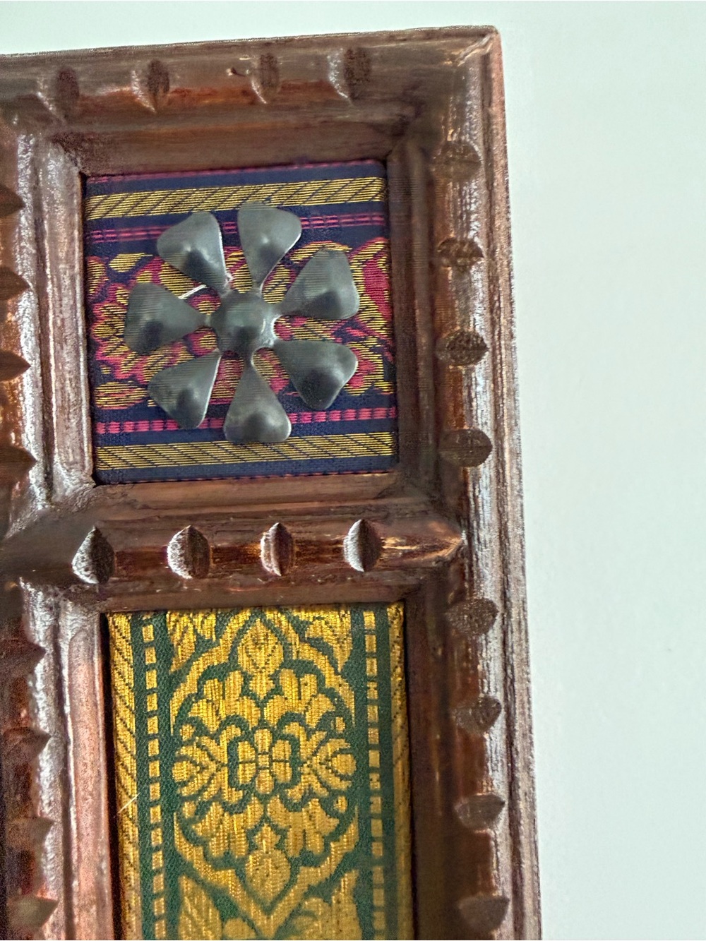 Vintage Hand Carved Wooden clock with silk inlay - Picture 6 of 7